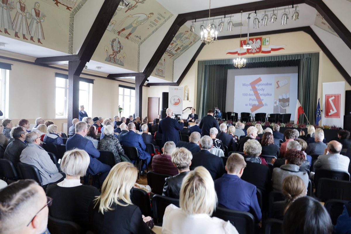 PolskiSenat's tweet photo. Marszałek Senatu RP prof. Tomasz Grodzki @profGrodzki bierze udział w międzyregionalnych obchodach stulecia Związku Polaków w Niemczech w Domu Polskim – Centrum Idei Rodła w Zakrzewie. 🇵🇱🇩🇪
W uroczystości uczestniczy także senator Adam Szejnfeld @szejnfeld. 
#ZPwN #Rodło https://t.co/n92a0o9dzR