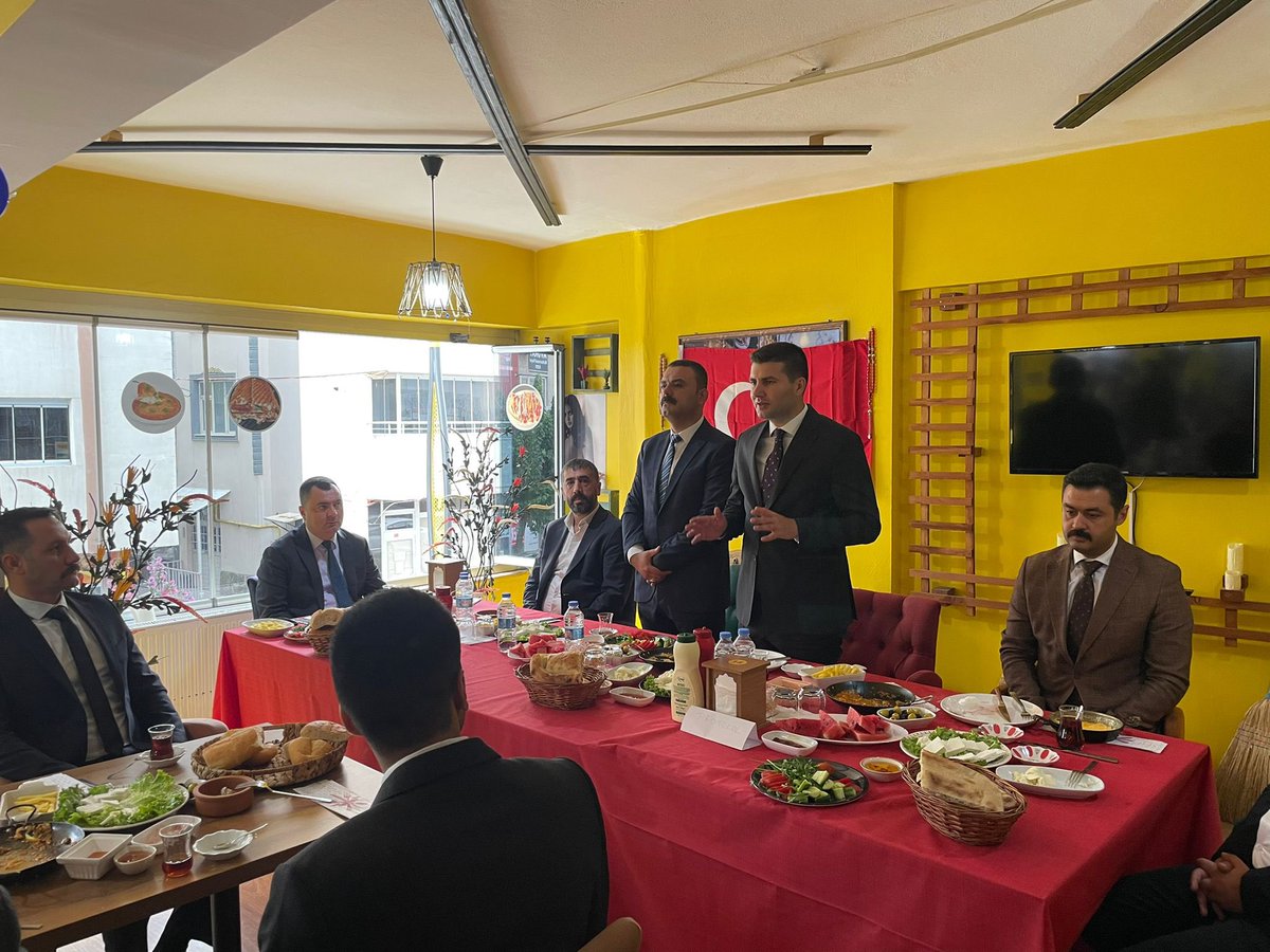 Liderimiz Sn. Devlet Bahçeli Beyefendi'nin teşrifleriyle 25 Eylül'de gerçekleşecek olan “2023'e Doğru: Aday Belli, Karar Net" temalı Erzurum açık hava toplantımız öncesi, bölge ziyaretlerimiz kapsamında Bingöl'de ülküdaşlarımızla istişarelerde bulunduk.🇹🇷