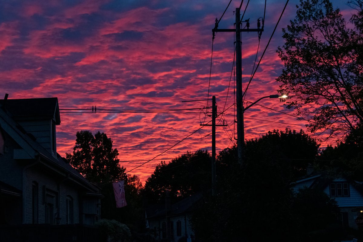 Pretty cool sunrise here in #ldnont about 20 minutes ago (a quick pic from the porch/no filters).