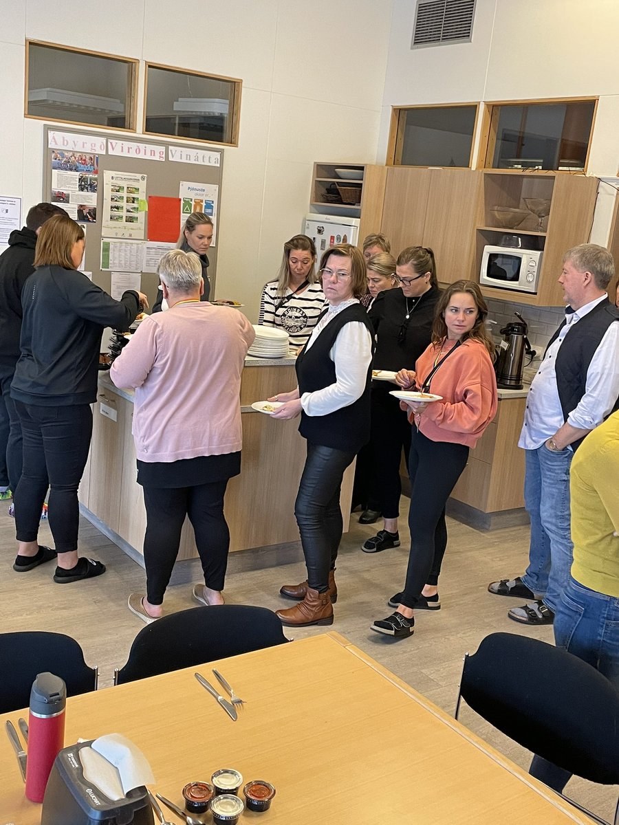 Starfsfólk Síðuskóla tilbúið í hádegismat og allir eru sáttir við morguninn #utisonline #menntaspjall