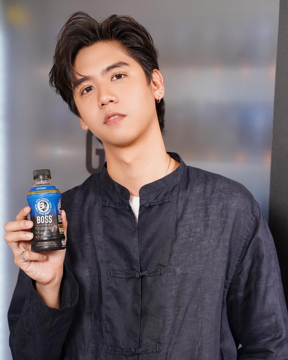SingJPFC's tweet photo. Singくんの手にしているBossは
微糖かな？
日本のメーカーを宣伝してくれるのは親近感あって嬉しい😊💕
▶️https://t.co/Wrdg18XqPR
#BOSS30th
#BosscoffeeThailand
#คนของซิง #ssingss https://t.co/3I5n7OlOQ5