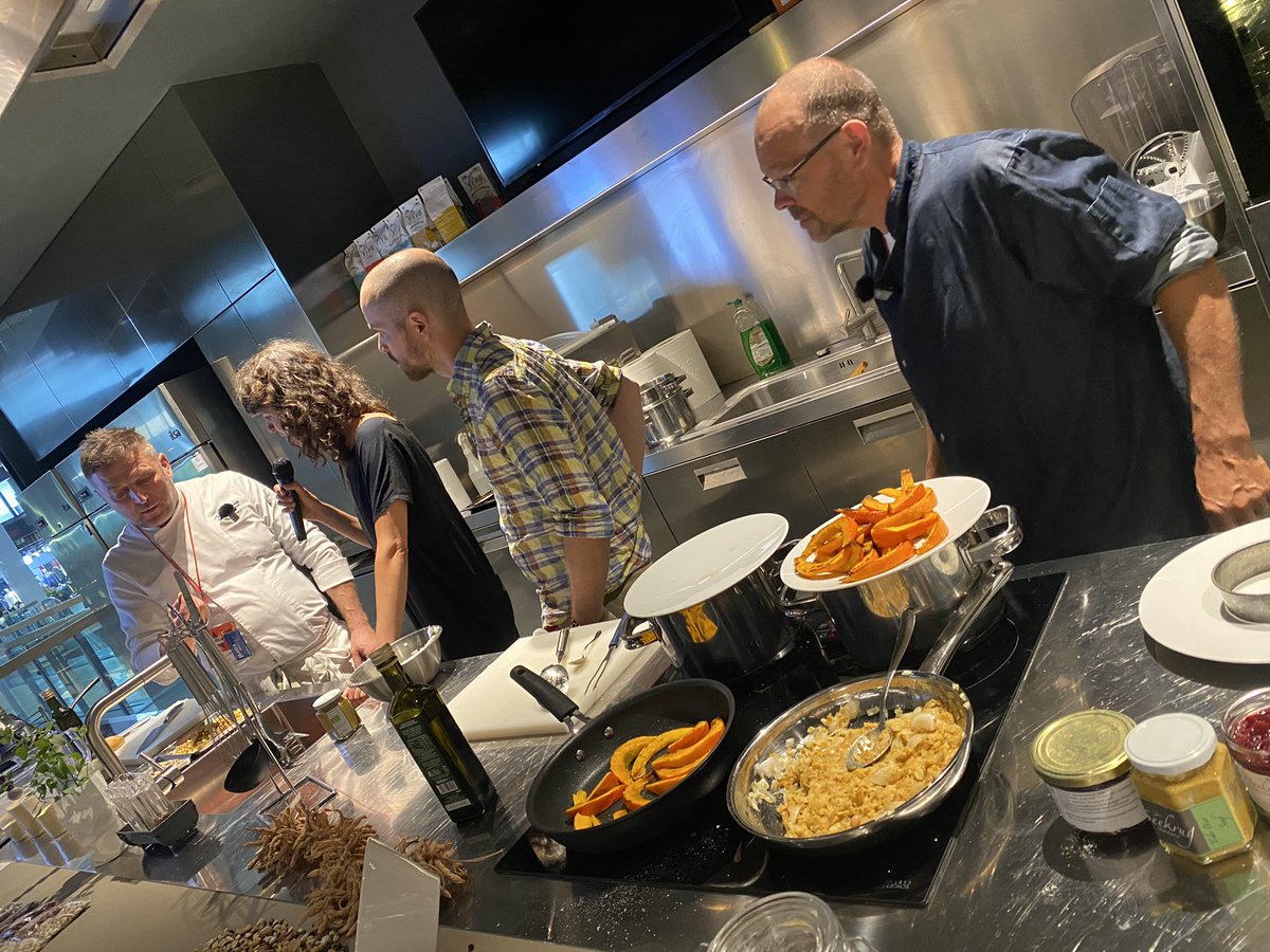 Slowfood_de's tweet photo. Live vom #globalBean Kochkurs: ja weniger Tierisches geht - und zwar lecker. Jetzt live Kochkurs verfolgen gestreamt von #TerraMadre2022 https://t.co/HRPYlBiQlL https://t.co/LpSD7qd2Kh