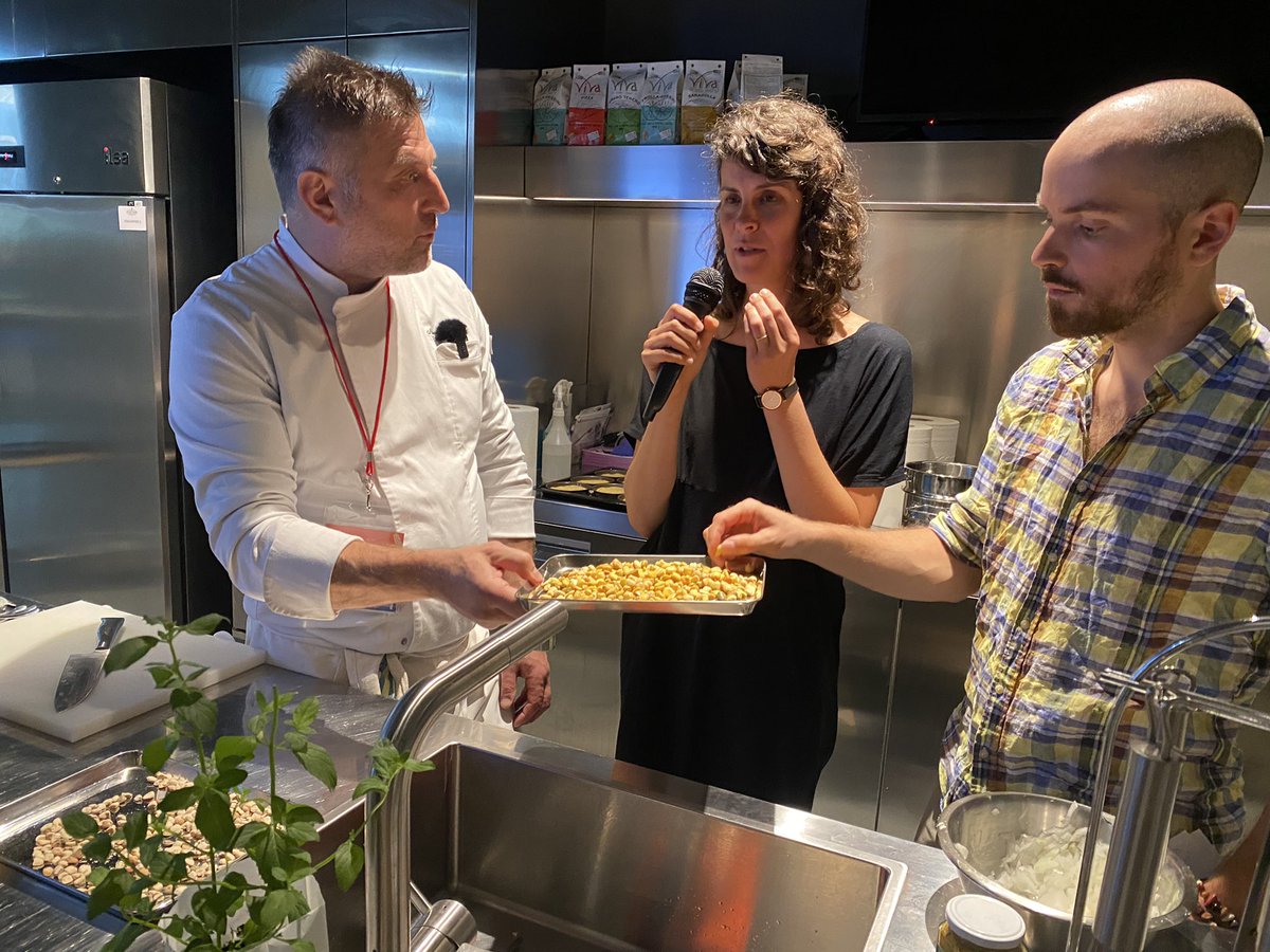 Slowfood_de's tweet photo. Live vom #globalBean Kochkurs: ja weniger Tierisches geht - und zwar lecker. Jetzt live Kochkurs verfolgen gestreamt von #TerraMadre2022 https://t.co/HRPYlBiQlL https://t.co/LpSD7qd2Kh