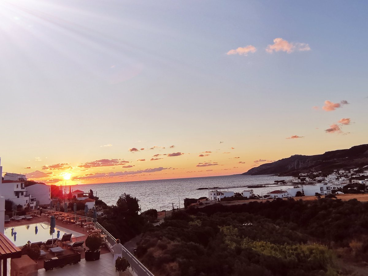 EleutheriaSiam1's tweet photo. Όταν η θάλασσα συναντά τον ουρανό!!! #island #adada #Greece #kithira https://t.co/VT5GqBvDLr