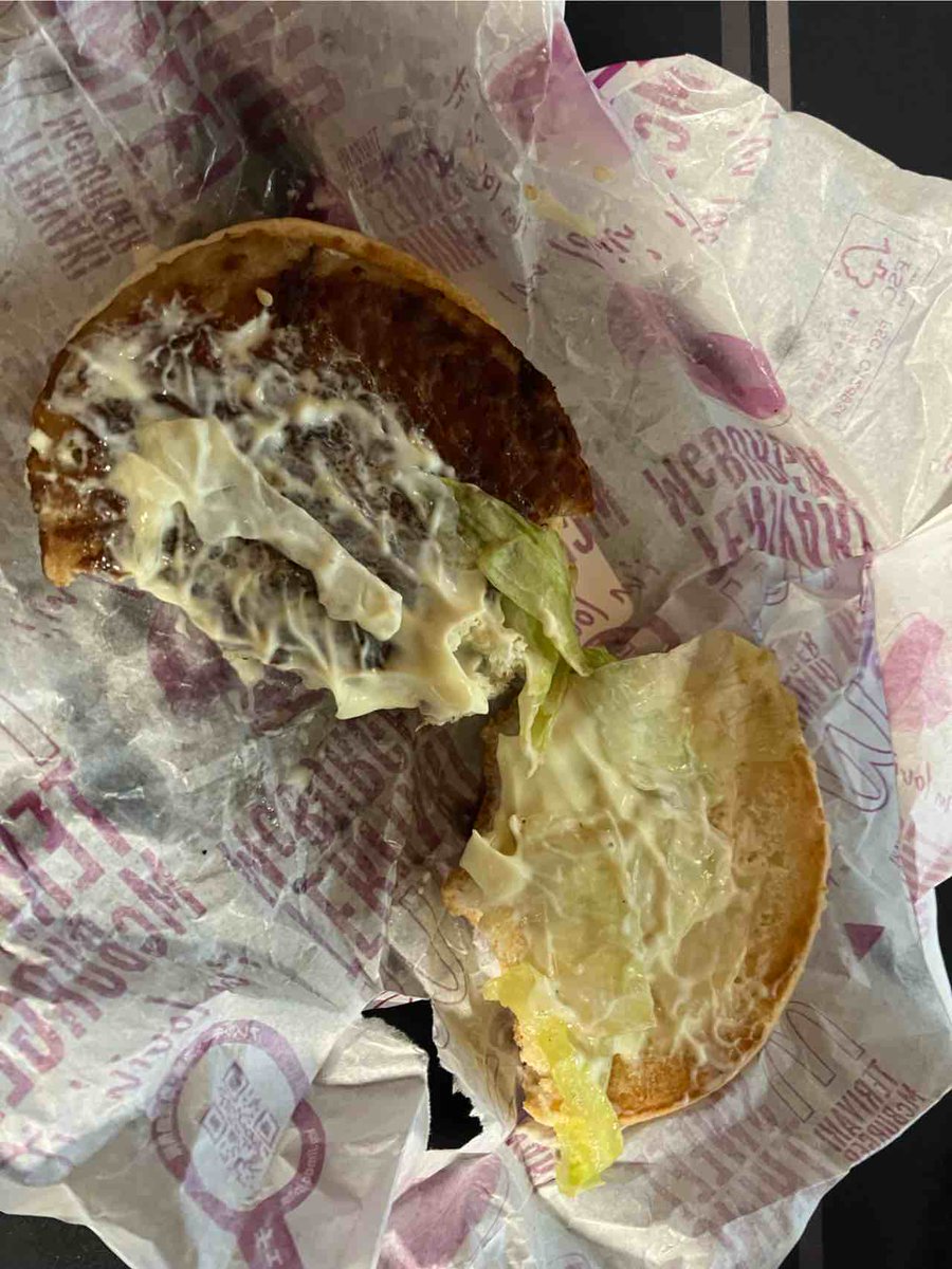 blacky0944's tweet photo. 食べてビックリ、てりやきマックバーガーの照り焼きソース抜き、そりゃ無いよ、、、 https://t.co/IR1nfWQHwY