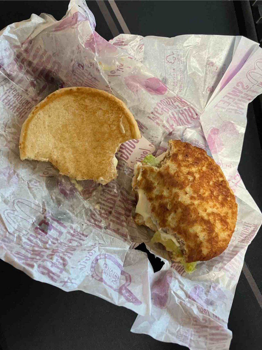 blacky0944's tweet photo. 食べてビックリ、てりやきマックバーガーの照り焼きソース抜き、そりゃ無いよ、、、 https://t.co/IR1nfWQHwY