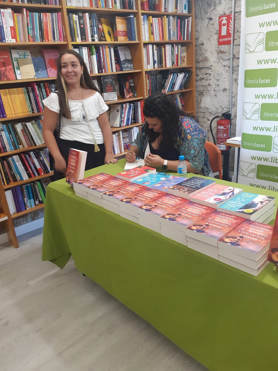 librerialuces's tweet photo. #EnEstosMomentos @Cherrychic_ firma ejemplares a sus lectores. ✍🏻💚
#LibreriaLuces #Malaga #CherryChic #PresentacionesDeLibros #PresentacionDeLibro #FirmaDeLibros https://t.co/8v8HTnfSBW