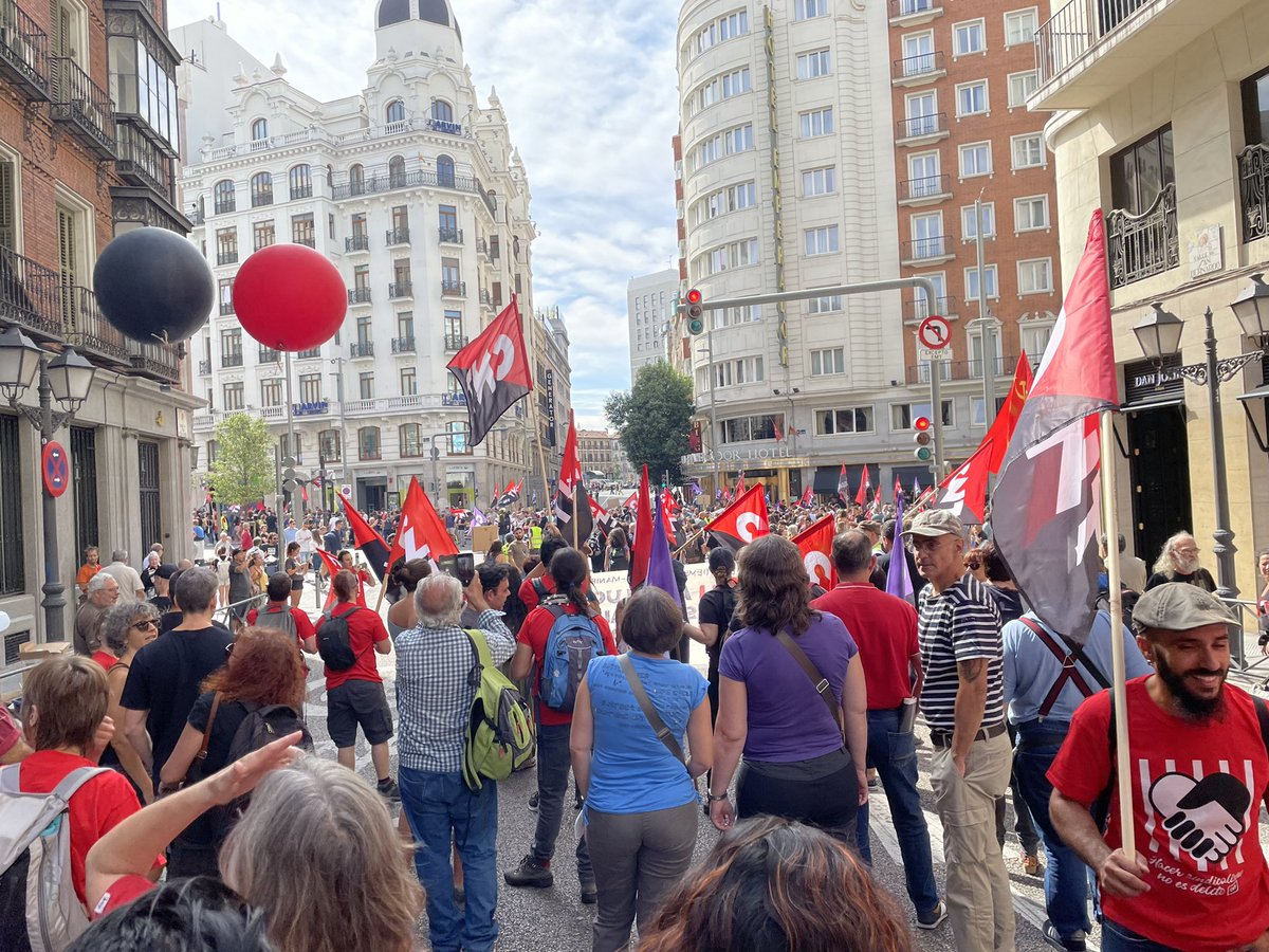 MorenoG_Agustin's tweet photo. Manifestación en las calles de Madrid de CNT ante una injusticia clamorosa: condenar a 6 sindicalistas de Gijón a 3,5 años y 150.000€ por defender a una trabajadora. No solo #HacerSindicalismoNoEsDelito sino que la libertad sindical es un derecho que define si existe democracia https://t.co/pmhKdAAUwL