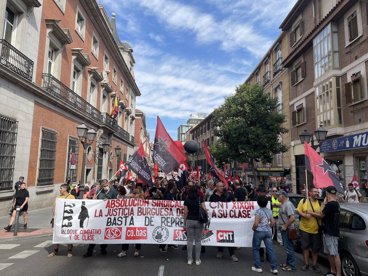 MorenoG_Agustin's tweet photo. Manifestación en las calles de Madrid de CNT ante una injusticia clamorosa: condenar a 6 sindicalistas de Gijón a 3,5 años y 150.000€ por defender a una trabajadora. No solo #HacerSindicalismoNoEsDelito sino que la libertad sindical es un derecho que define si existe democracia https://t.co/pmhKdAAUwL