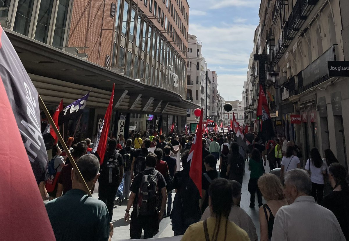 MorenoG_Agustin's tweet photo. Manifestación en las calles de Madrid de CNT ante una injusticia clamorosa: condenar a 6 sindicalistas de Gijón a 3,5 años y 150.000€ por defender a una trabajadora. No solo #HacerSindicalismoNoEsDelito sino que la libertad sindical es un derecho que define si existe democracia https://t.co/pmhKdAAUwL