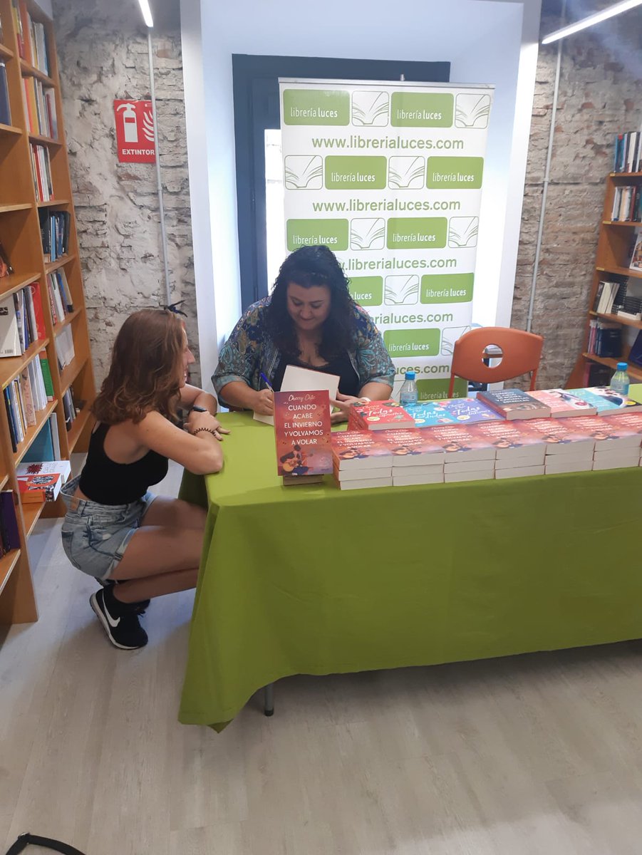 librerialuces's tweet photo. #EnEstosMomentos @Cherrychic_ firma ejemplares a sus lectores. ✍🏻💚
#LibreriaLuces #Malaga #CherryChic #PresentacionesDeLibros #PresentacionDeLibro #FirmaDeLibros https://t.co/8v8HTnfSBW