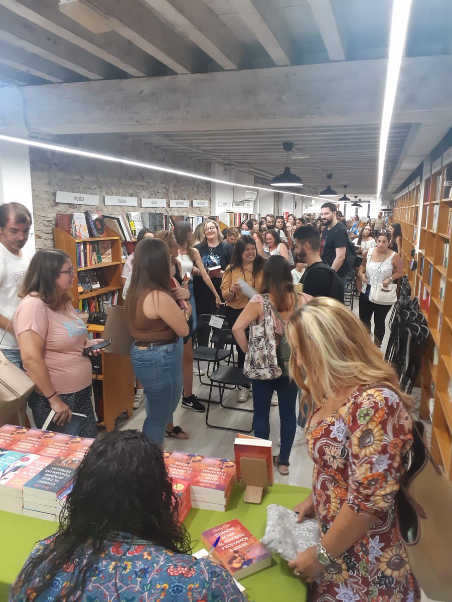 librerialuces's tweet photo. #EnEstosMomentos @Cherrychic_ firma ejemplares a sus lectores. ✍🏻💚
#LibreriaLuces #Malaga #CherryChic #PresentacionesDeLibros #PresentacionDeLibro #FirmaDeLibros https://t.co/8v8HTnfSBW