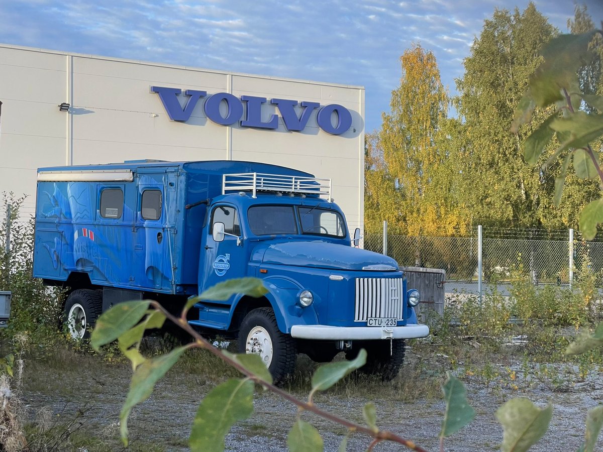 Botenwagen's tweet photo. Weekje Norrbotten, Zweden. Hier tref je naaldbossen, rivieren, meren én #Markbygden #Vindkraftsparken aan, ‘t grootste windmolenpark van Europa. Als straks alle 1100 molens draaien is ‘t zelfs het grootste van de wereld. #volvo #titan #volvotrucks #dkj #dkjtransport #vindpark https://t.co/zC3BCiw8HS