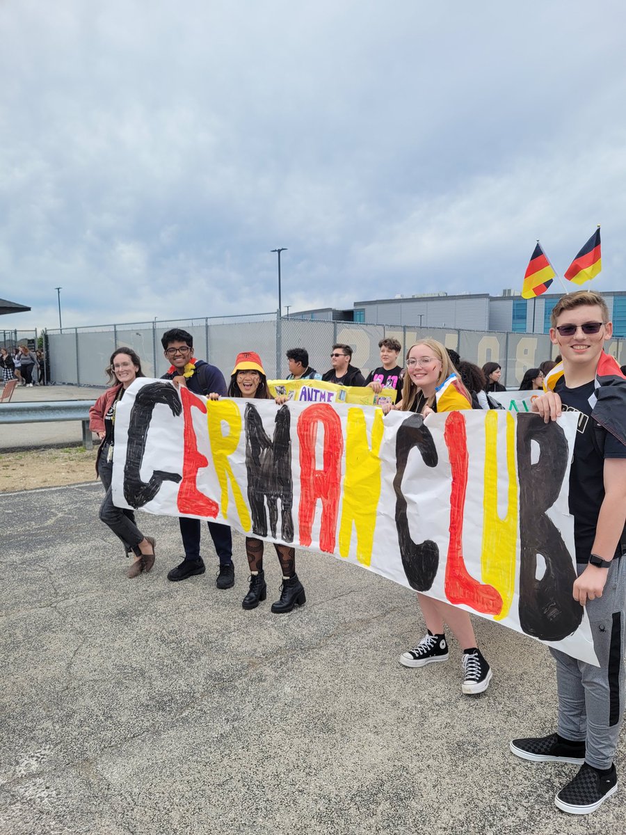 VJAGermanClub's tweet photo. Frieden ☮️ Liebe❤️T-Bolts⚡️
German Club:    Homecoming Parade 2022. 🇩🇪 https://t.co/yObPpemAuC