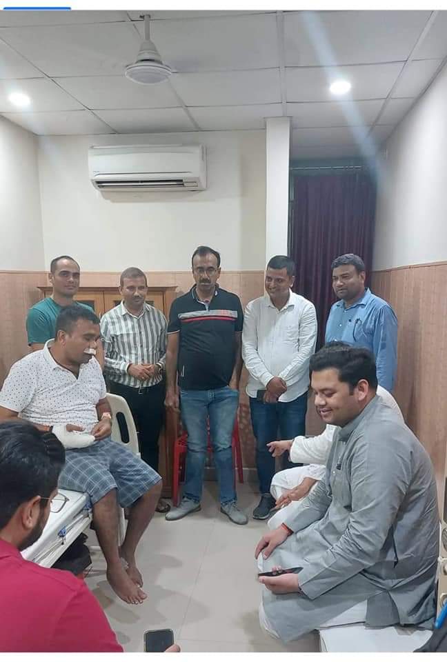 bsa_aligarh72's tweet photo. मेरे बेसिक शिक्षा विभाग के इतिहास की अब तक की सबसे सुंदर तम तस्वीर जब जिला बेसिक शिक्षा अधिकारी जौनपुर श्री गोरखनाथ पटेल जी का समाचार पूछने खुद बेसिक शिक्षा मंत्री जी पहुंचे माननीय मंत्री जी को सादर नमन आभार कि आपने विभाग को एक नया रास्ता दिखाया https://t.co/Z0nDnlEKIZ