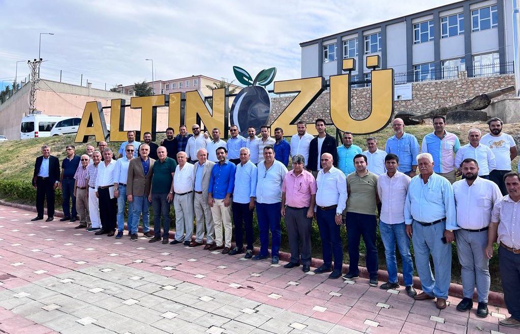 hatay_tso's tweet photo. Bşk.@HikmetCincin ve Yön.Kur.Üyemiz @BULANIKCOM, Zeytin ve Zeytinyağı sektöründe faaliyet gösteren üyelerimiz ile bir araya geldi. Sektörün sorunları ve çözüm önerilerinin istişare edildiği ve Altınözü Zeytin Kafe’de yapılan toplantıya katılan tüm üyelerimize teşekkür ediyoruz. https://t.co/42vgm8BUR2