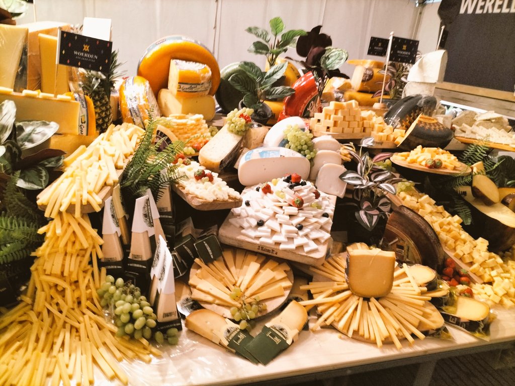 nos.nl/l/378355920751…
Het gebeurde in Woerden..
's-Werelds Grootste Kaasplank! #wirschaffendas #cheeseofcourse