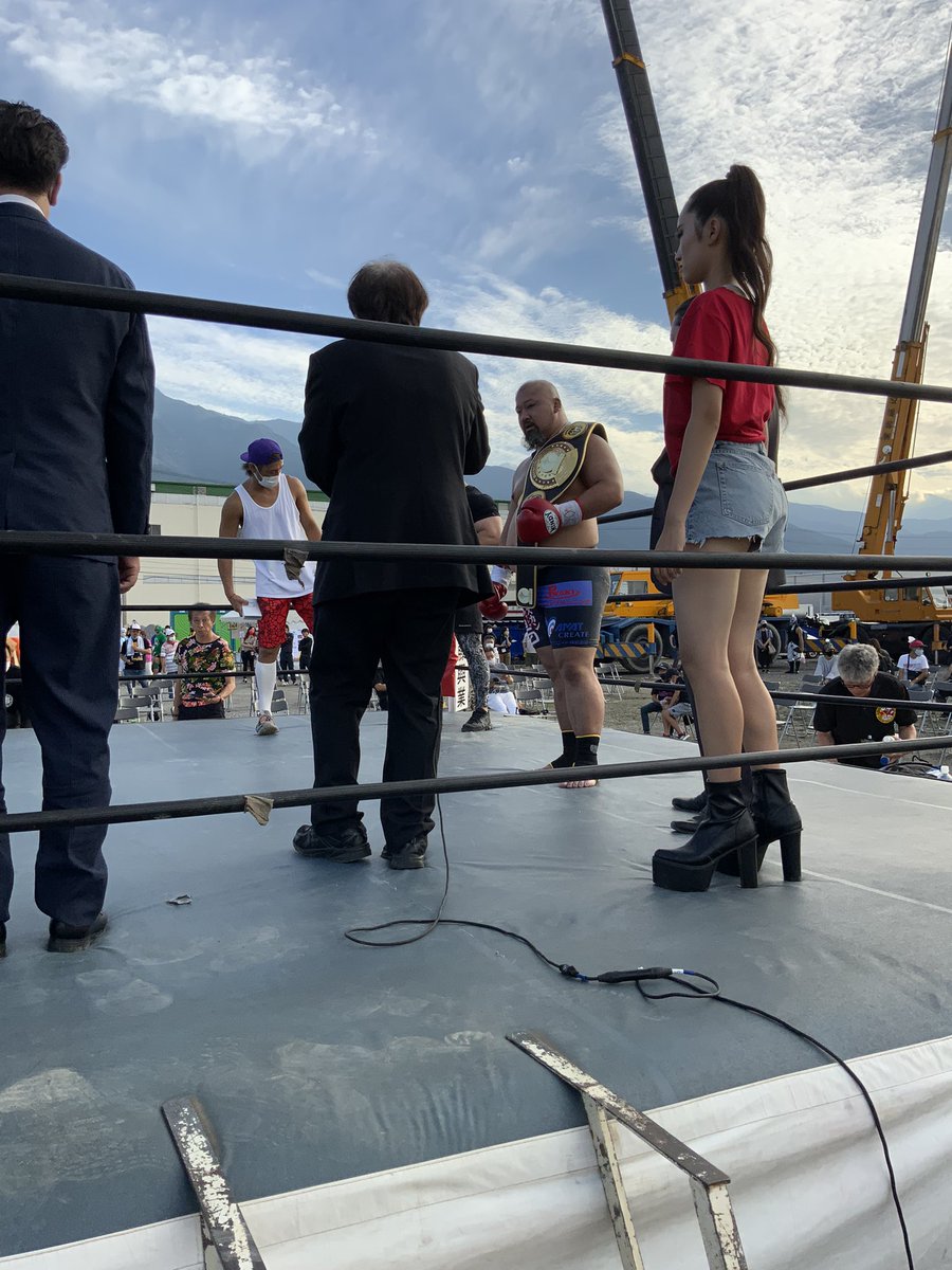 a_ok_i's tweet photo. チャクリキ四国中央市大会で凡人パルプ @EPWbonjin_palp  選手とシングルマッチ。メインでは将軍岡本が西島洋介をKO で王座戴冠。次期挑戦者に奥田啓介を指名。@motoyukiamai  さんありがとう！四国は伊予西条に続き２回目ですが、のどかで本当にいいところ。チャクリキの皆様お世話になりました。 https://t.co/Wbh0uCGlkB