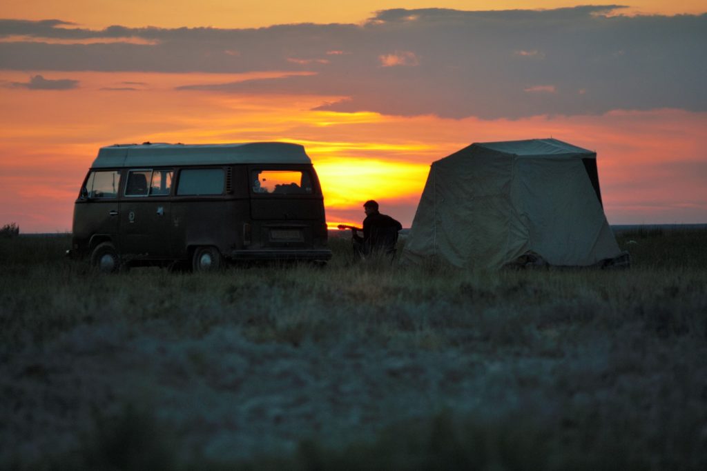 outdooronlyHQ's tweet photo. Rijd alsof het altijd zondag is, pomp de banden op en nog veel meer handige tips van camperdeelplatform @CamptooNL om te besparen op brandstofkosten. Lees het complete artikel op:
https://t.co/5ojQmI7GGK
#camping #camper #outdooronly #outdoor #camperlife #campervan https://t.co/kMjaKnKKn3
