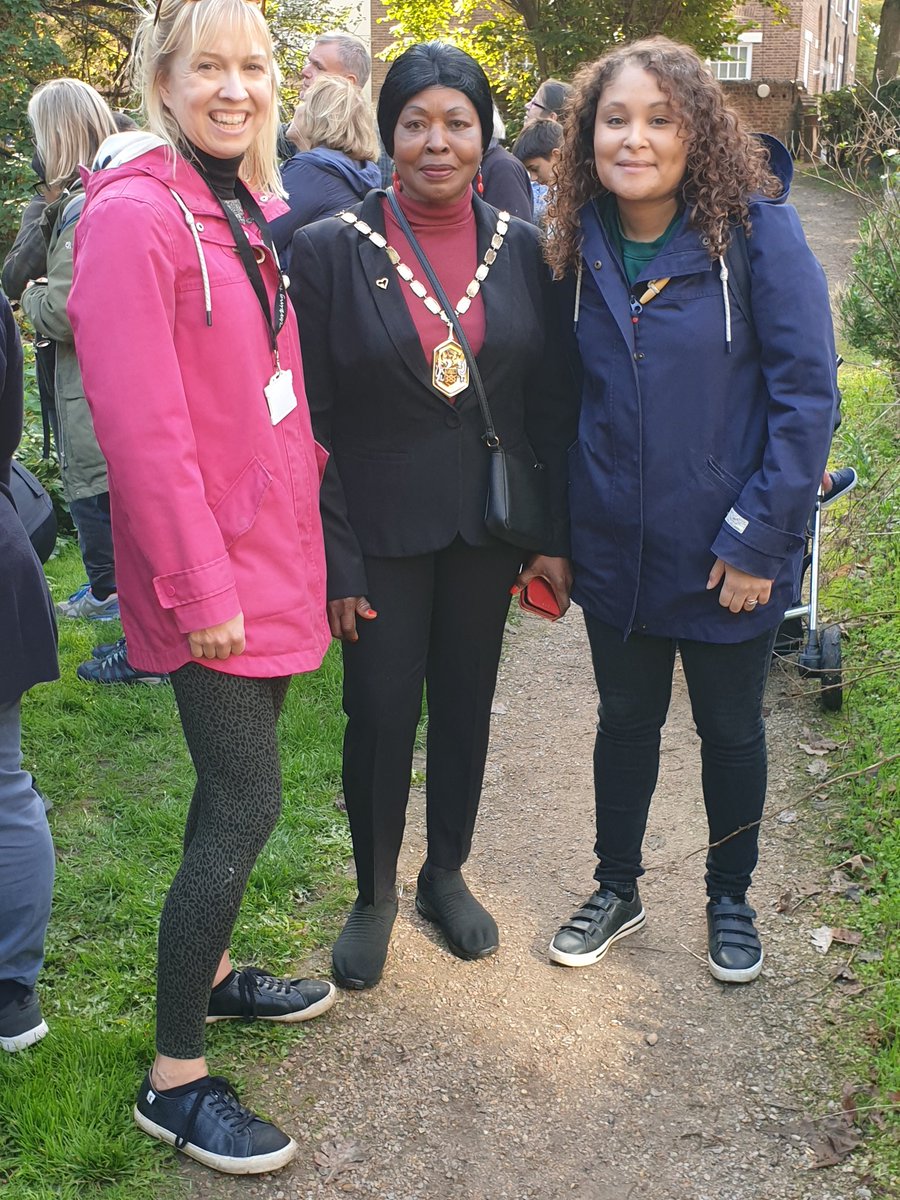 eleanorSW19's tweet photo. Busy morning helping to run the Garfield Park Community day. Super well attended Nature Walk led by @MarkBravery @davidelement1 and others, with @MayorOfMerton joining in. Then a productive litter pick and now Bubbleologist and consulting on ideas for the kick about area https://t.co/m7Pl4VjoNq