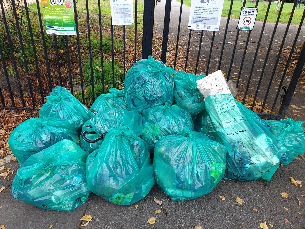 Busy morning helping to run the Garfield Park Community day. Super well attended Nature Walk led by <a href="/MarkBravery/">Mark Bravery 🇺🇦 🇵🇸</a> <a href="/davidelement1/">David Element</a> and others, with <a href="/MayorOfMerton/">Mayor of Merton</a> joining in. Then a productive litter pick and now Bubbleologist and consulting on ideas for the kick about area