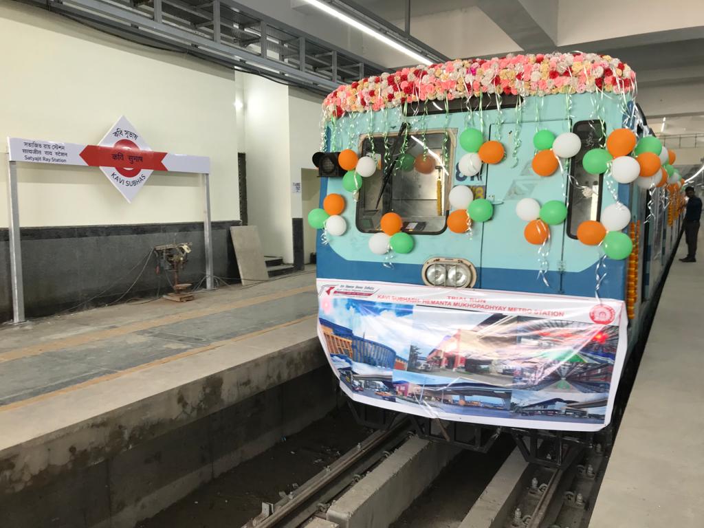 metrorailwaykol's tweet photo. The maiden trial run on Kavi Subhas-Hemant Mukhopadhyay stretch of Kavi Subhas-Airport Metro project conducted smoothly today.Shri Arun Arora,GM,Metro Railway has congratulated all the officers &amp; staff of Team Metro &amp; Team RVNL for this successful completion of trial run. https://t.co/1B1aJP48qW