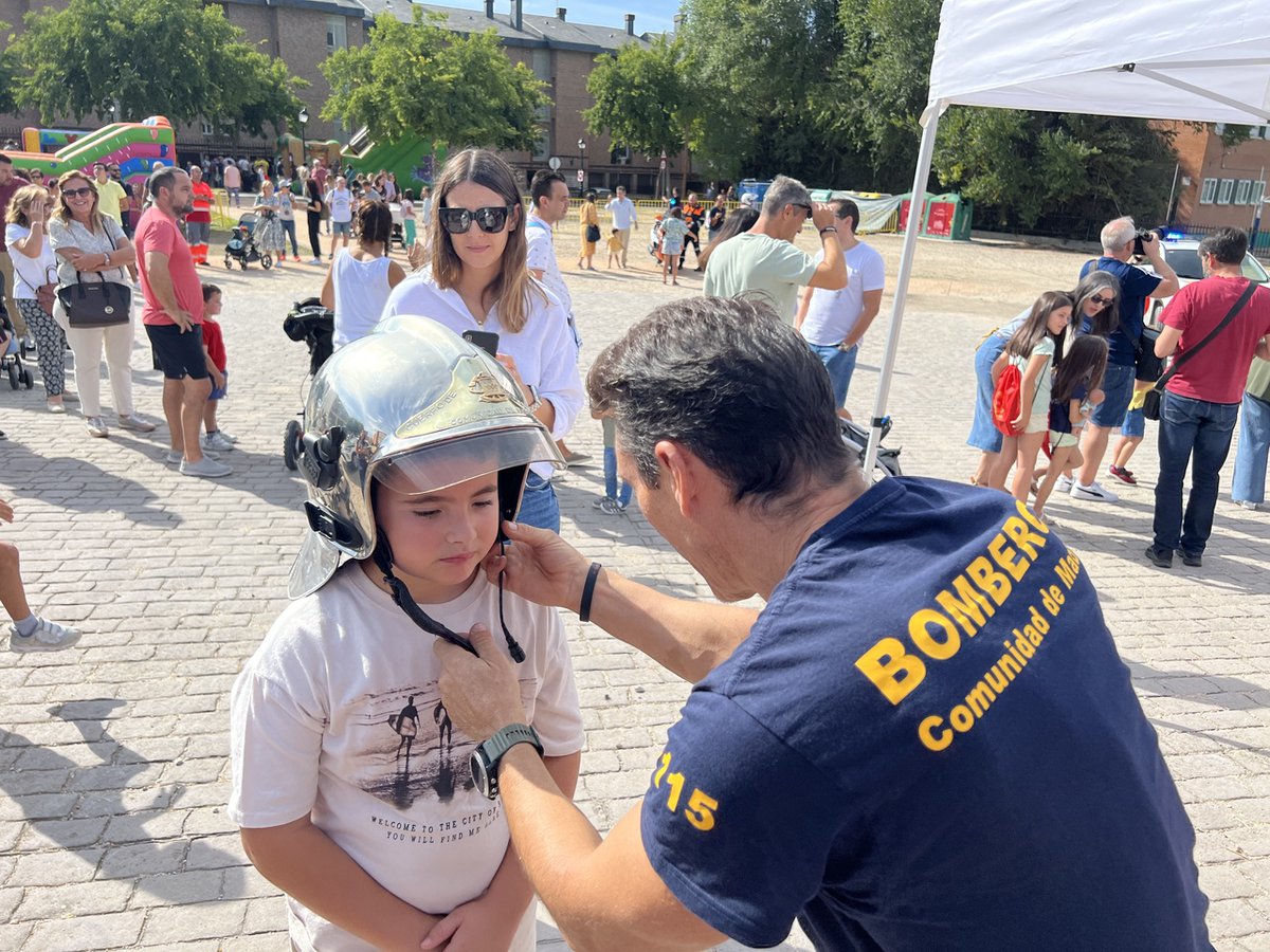 112cmadrid's tweet photo. 🚒 Con motivo del "Día familiar" organizado por el Ayuntamiento de Villaviciosa de Odón, los #BomberosCM del #Parque32, han compartido la mañana con los más peques del municipio. 

¡Seguro que alguno termina siendo el futuro del Cuerpo!

#ASEM112 https://t.co/yf63zKBBCl