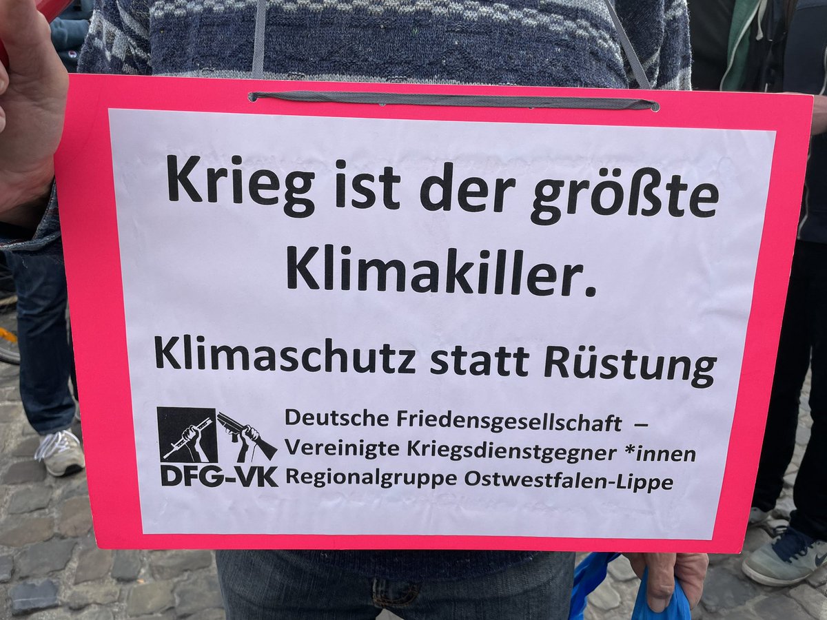 FriedensiniOWL's tweet photo. Eindrücke vom gestrigen #Klimastreik in Bielefeld!🔥🌱

#Klimagerechtigkeit #Climatejustice #Klimakrise #100Mrd #PeopleNotProfit #FridaysForFuture 
@FFF_Bielefeld https://t.co/uCEsVWC9DS