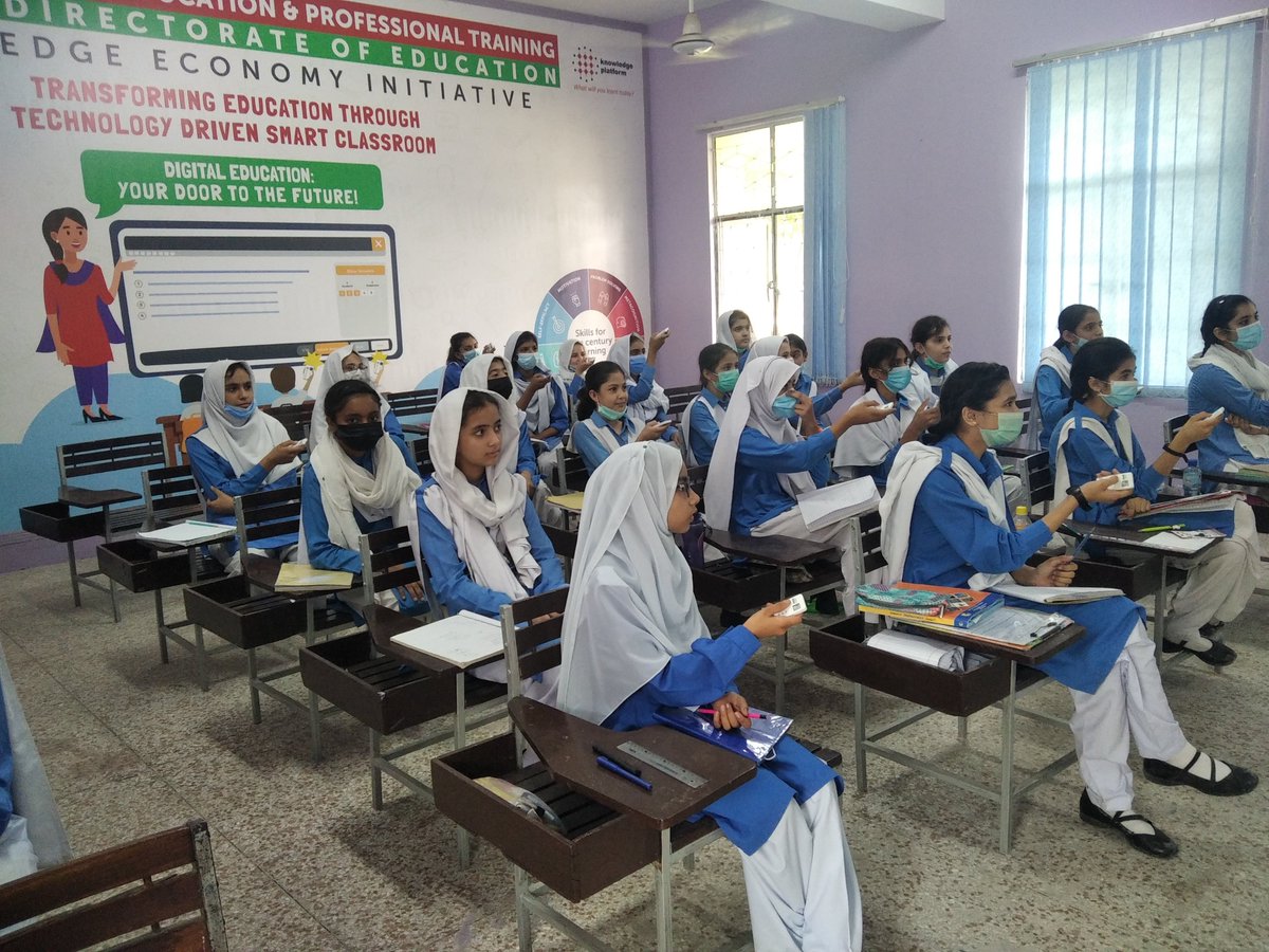 KPLearning's tweet photo. #MinistryofFederalEducationandProfessionalTrainingPakistan and #KnowledgePlatform are bringing #qualityeducation to every child in #Pakistan. 
8000+ students with an almost equal distribution of male and female #Students have already benefitted from this solution
#edtech #fde https://t.co/Gr6wiUWZsv
