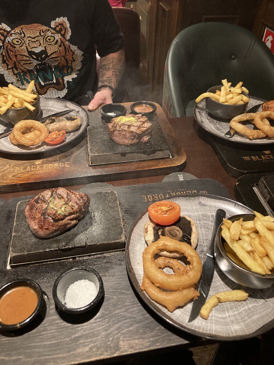 wesleyharris86's tweet photo. Had to visit black forge whilst in Dublin.. 30oz fillet and pint of black forge.. ⁦@TheNotoriousMMA⁩👌 https://t.co/h7bKNJNvpo