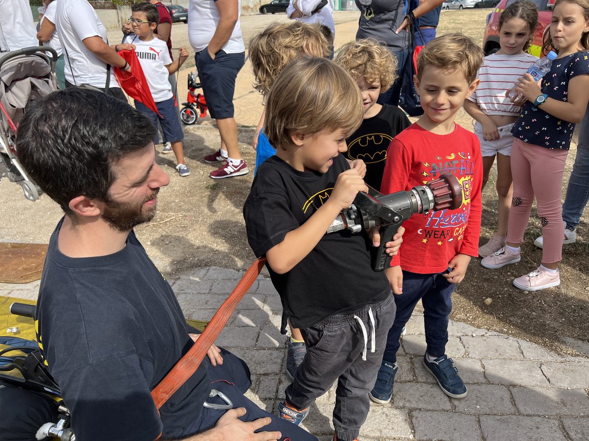112cmadrid's tweet photo. 🚒 Con motivo del "Día familiar" organizado por el Ayuntamiento de Villaviciosa de Odón, los #BomberosCM del #Parque32, han compartido la mañana con los más peques del municipio. 

¡Seguro que alguno termina siendo el futuro del Cuerpo!

#ASEM112 https://t.co/yf63zKBBCl