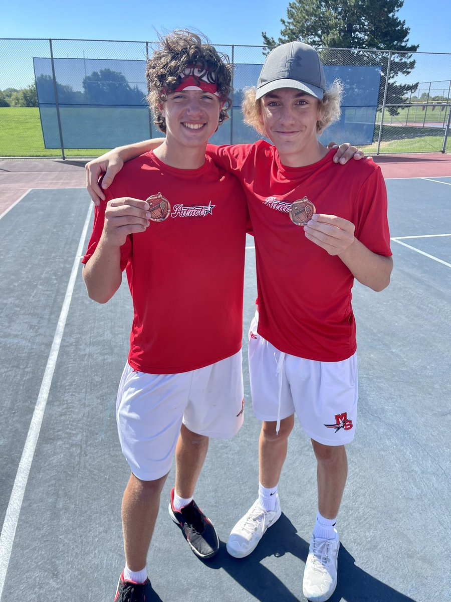 MSPatriotTennis's tweet photo. It’s all smiles after a great morning of competing at the JV Monarch Invite!
1S Julian Chantiam, 3-1, 2nd 🥈 
2S Isaac Thomas, 2-2, 5th
1D Zach Stoj/Zach Wiegman, 3-1, 3rd 🥉 
2D Jack McAdams/Caleb Schmidt, 2-2, 5th
Nice job, guys! #DMGB @MSHSactivities https://t.co/b1DofqVLhP