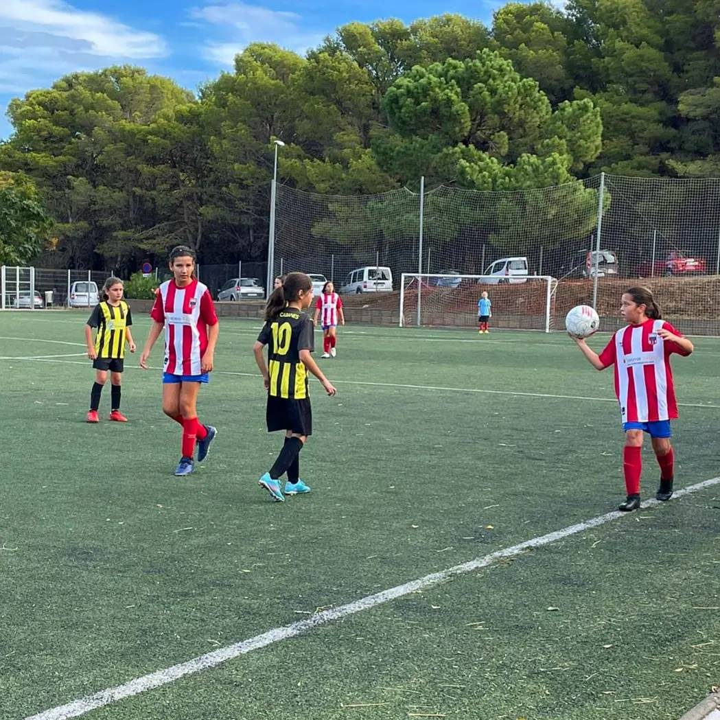 CELlanca's tweet photo. FUTBOL BASE | ⚪🔴🟣⚽

L'equip Aleví Femení ha disputat avui el seu primer partit amistós de pretemporada. Han jugat a casa contra el Cabanes i han aconseguit la primera victòria!

A seguir així! 👏

#FutbolBase #FutbolFemení #Llançà https://t.co/ob3a009iwA