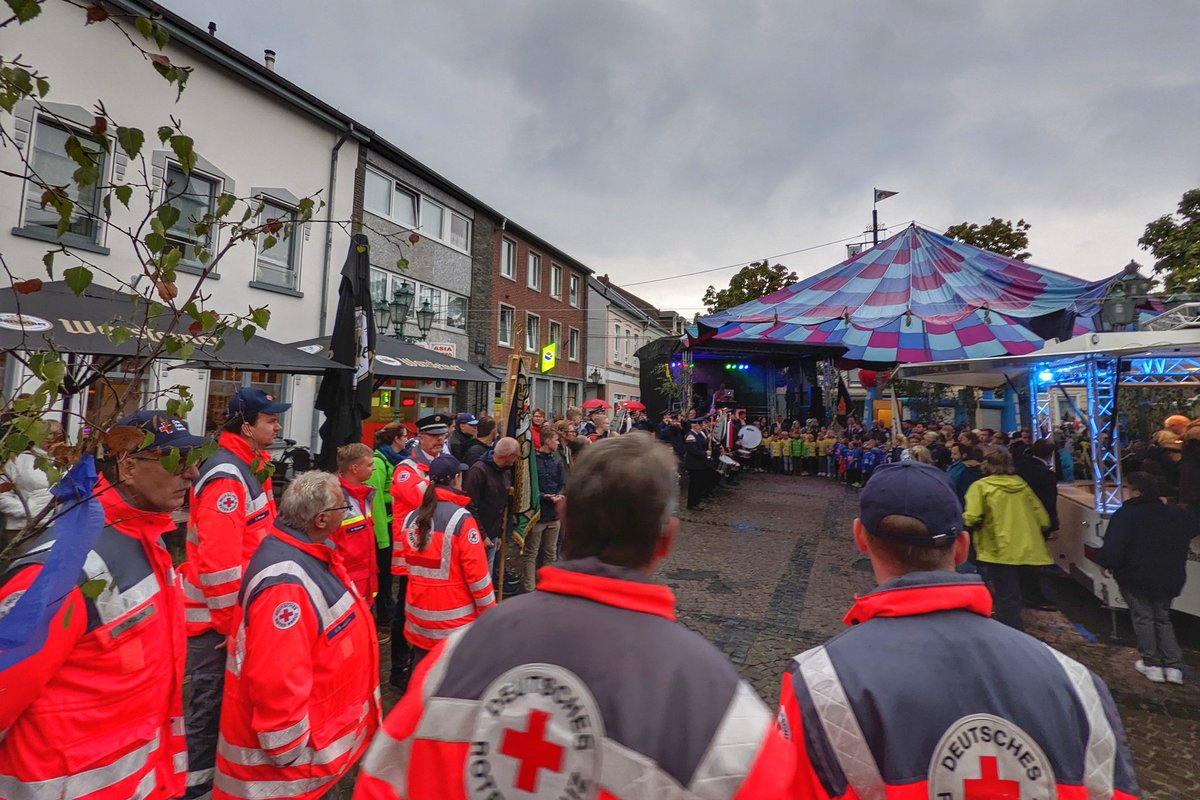 DRKGrefrath's tweet photo. Das Herbstfest der Vereinsbaumgemeinschaft #Grefrath beginnt mit dem traditionellen Umzug der Vereine. Heute feiern wir das 25jährige Bestehen. #DRK #JRK https://t.co/JHIO1Lbyu0