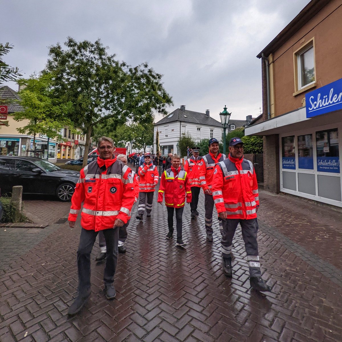DRKGrefrath's tweet photo. Das Herbstfest der Vereinsbaumgemeinschaft #Grefrath beginnt mit dem traditionellen Umzug der Vereine. Heute feiern wir das 25jährige Bestehen. #DRK #JRK https://t.co/JHIO1Lbyu0