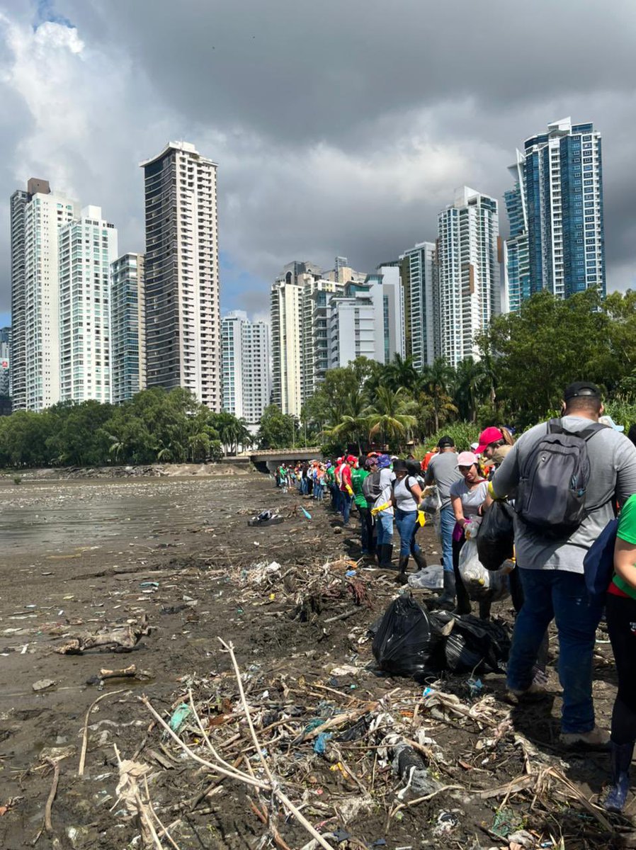 bridget_mcfar's tweet photo. Busy morning cleaning up the beach with @USEmbPAN &amp; @limpiapanama! ♻️ 🗑🌊 https://t.co/fChtuZiw5y
