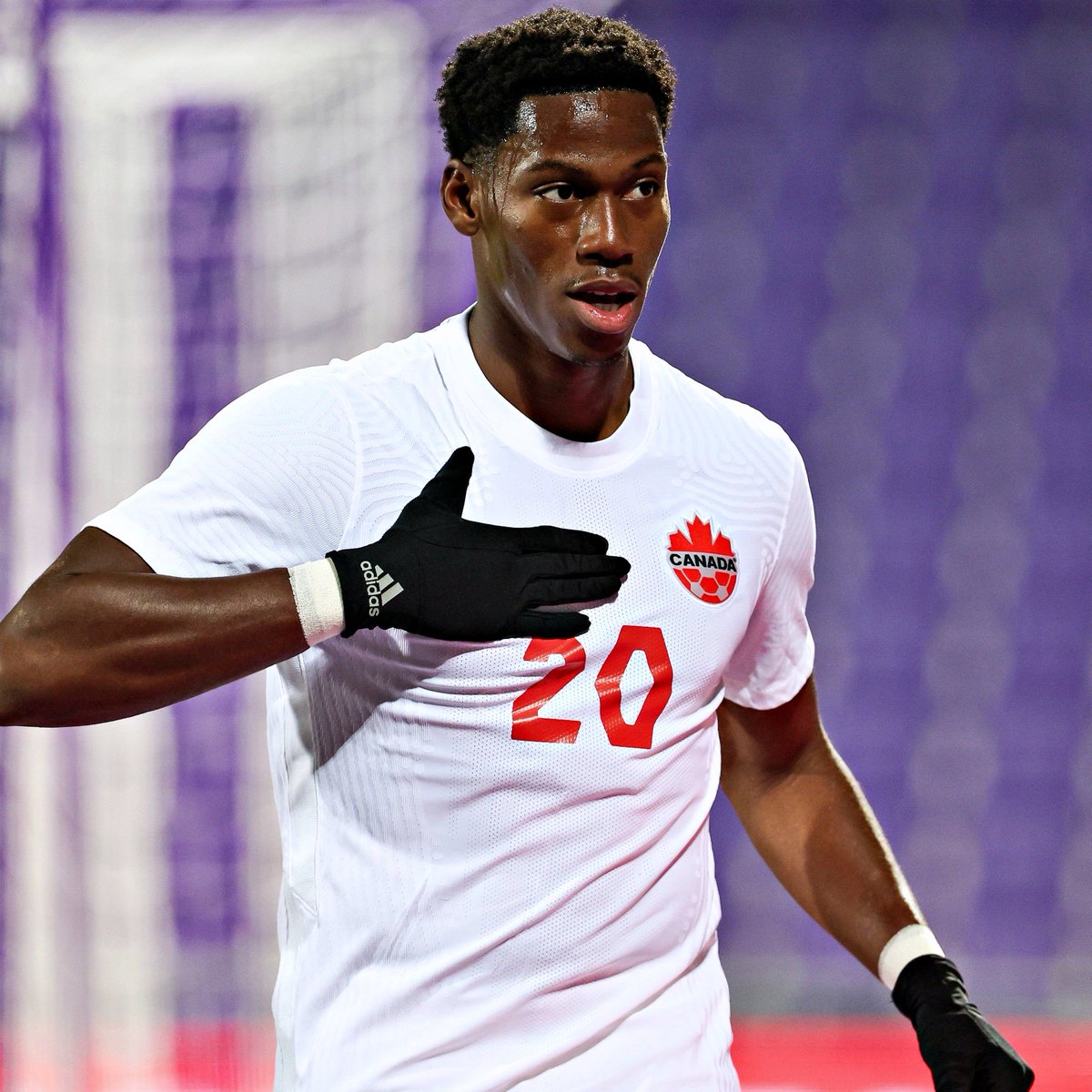 B24PT's tweet photo. Jonathan David tapou o logo da Nike depois de marcar, em protesto contra a marca por o Canadá ser a única seleção sem novos equipamentos para o Mundial 2022. https://t.co/vtidp0qZdS
