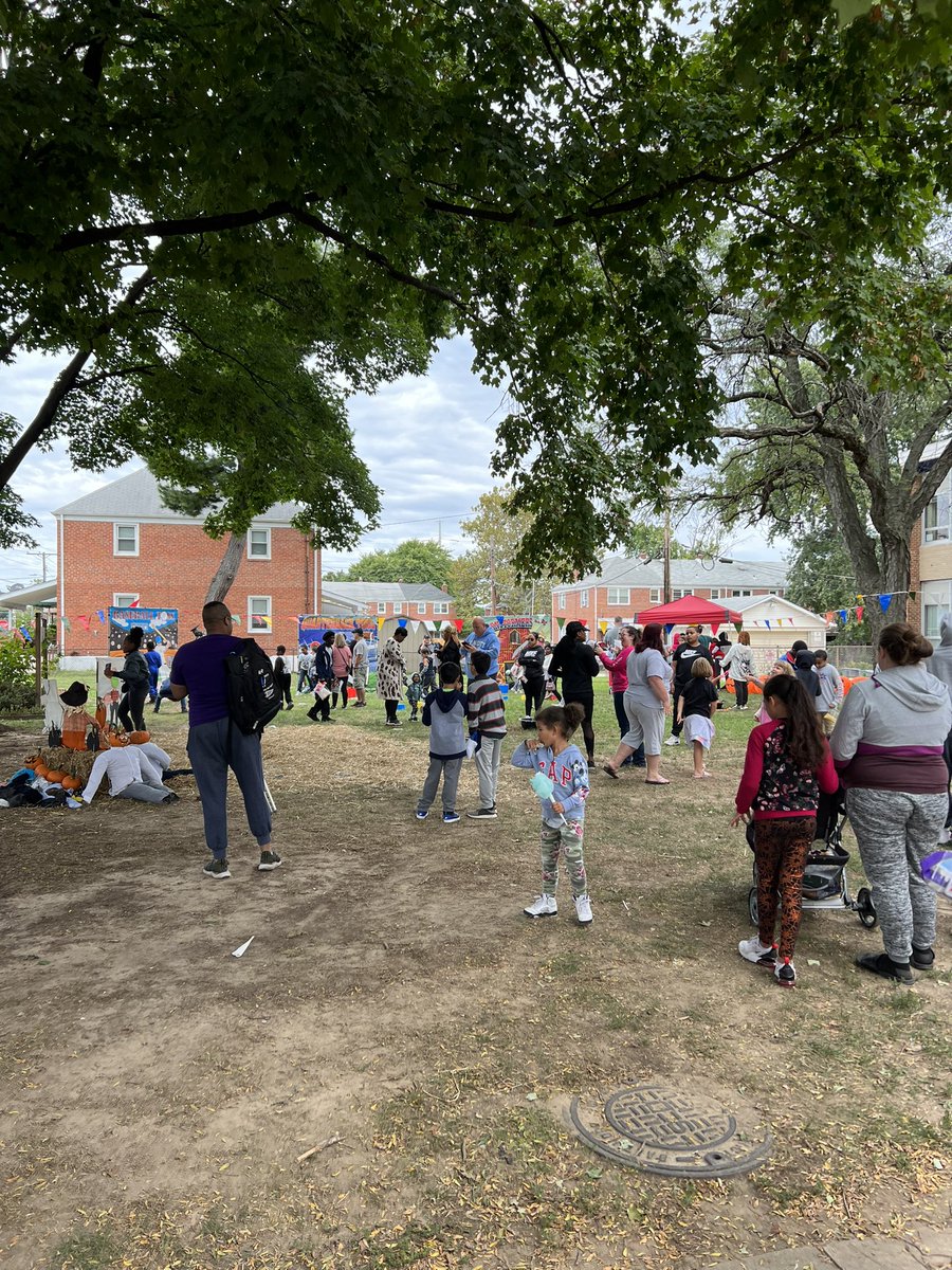 Had a BLAST today w/ our students and families! Wonderful way to kick off the weekend! @DLPinamonti @JBurch_MES #HawthorneHappy 💙