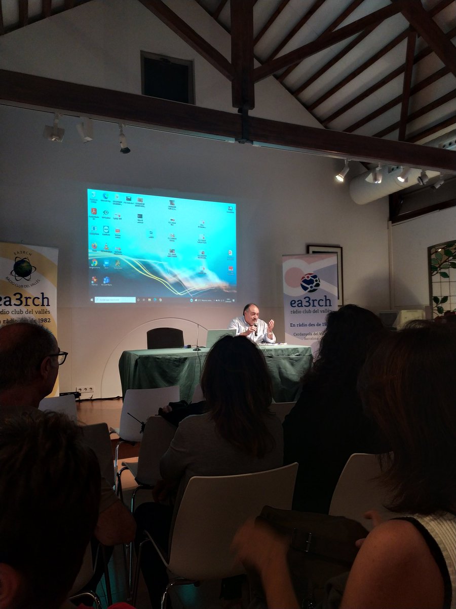 Acte al <a href="/maccerdanyola/">Museu d'Art de Cerdanyola</a> per la celebració del 40 aniversari del #ea3rch! #radioaficionat