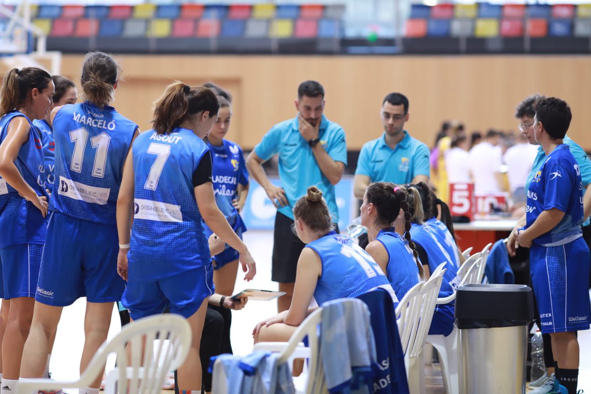 VilabasquetVila's tweet photo. SEMIFINAL #LligaCat #lf2 

👉🏻FINALISTAS 💪💪💪

Unilever Viladecans BF 52
@uemataro @FemeniMaresme 45

Tras un buen encuentro de ambos equipos y un final muy ajustado, logramos la victoria

@FCBQ @UnileverSpain @AlbertoLongan @grupoviatek @ViladecansTweet https://t.co/Kgv46bOxie