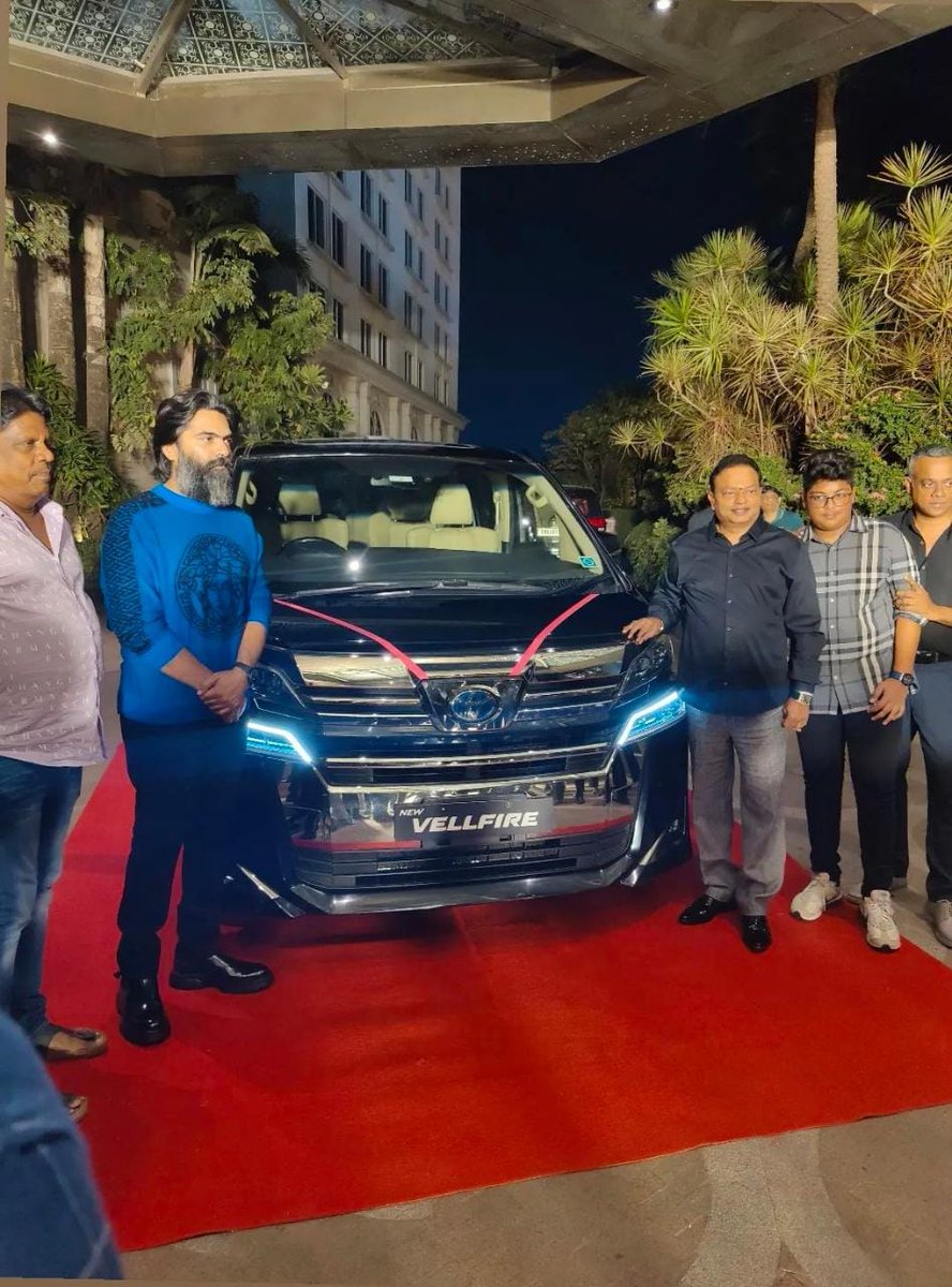 raas_mn's tweet photo. After The Success OF #VendhuThanindhathuKaadu Producer @IshariKGanesh Sir Gifted A Car To Atman @SilambarasanTR_ 😎

#SilambarasanTR #VTKSuccess 🥳 https://t.co/KLbMXUR3Uo