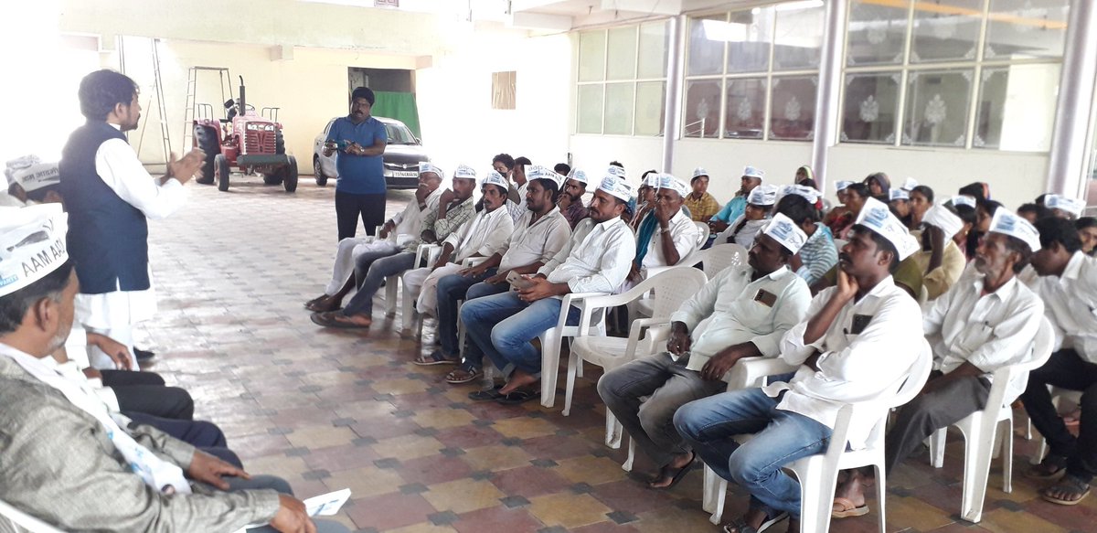 AapKaBRamuGoud's tweet photo. #Nizamabadwitharvindkejrival    నిజామాబాద్ జిల్లా రూరల్ లో మెంబర్షిప్ డ్రైవ్ అవగాహన కార్యక్రమంలో కార్యకర్తలకు దిశా నిర్దేశం చేస్తూ,రూరల్ ఇన్చార్జ్ మట్టంల శేఖర్ ఆధ్వర్యంలో ప్రజలకు @AamAadmiParty విధివిధానాలు తెలియజేస్తూ పెద్ద ఎత్తున సభ్యత్వ నమోదు  నిర్వహించాలని సూచించడం జరిగింది. https://t.co/6rBbzP1cAt