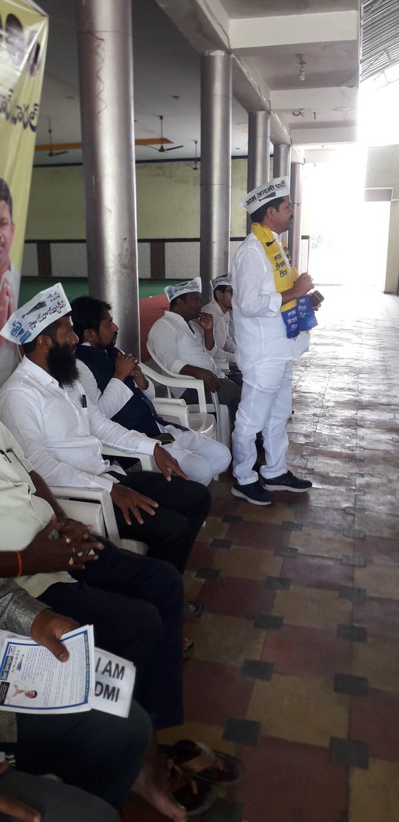 AapKaBRamuGoud's tweet photo. #Nizamabadwitharvindkejrival    నిజామాబాద్ జిల్లా రూరల్ లో మెంబర్షిప్ డ్రైవ్ అవగాహన కార్యక్రమంలో కార్యకర్తలకు దిశా నిర్దేశం చేస్తూ,రూరల్ ఇన్చార్జ్ మట్టంల శేఖర్ ఆధ్వర్యంలో ప్రజలకు @AamAadmiParty విధివిధానాలు తెలియజేస్తూ పెద్ద ఎత్తున సభ్యత్వ నమోదు  నిర్వహించాలని సూచించడం జరిగింది. https://t.co/6rBbzP1cAt