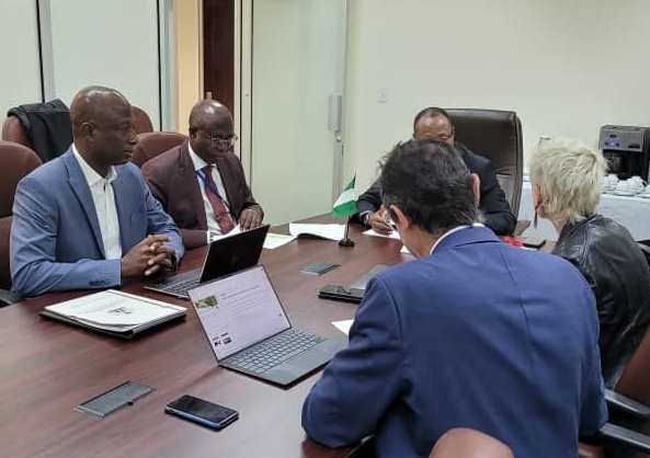 ProfAdepoju's tweet photo. In the company of the HME, HE @MohdHAbdullahi during an investor roundtable meeting btw @FMEnvng and #aDaryaa...centered on galvanizing supports for Nigeria’s @NigeriaParks &amp; National Afforestation Projects @FRINOFFICIAL, particularly for #biodiversity &amp; #wildlife #conservation. https://t.co/jOEZPiqbri