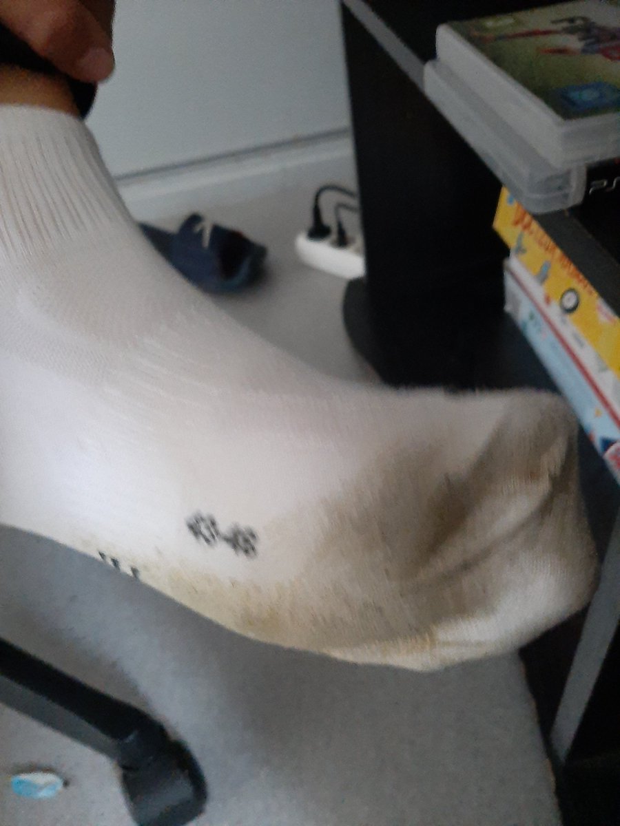 Lindaa_macho's tweet photo. Qui pour acheter mes chaussettes sales https://t.co/eNgtO6he6u
