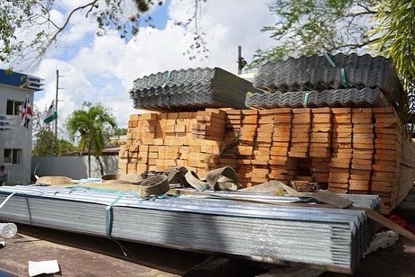 ¡Seguimos los pasos de un Presidente solidario y cercano a su gente!

El ministro <a href="/joelsantose/">Joel Santos Echavarría</a>, se encuentra en Hato Mayor, junto al director de <a href="/InfotepRD/">Instituto Nacional Formación Técnico Profesional</a>, Rafael Santos Badía donde distribuirán cinco mil raciones de panes y dos mil de bizcochos entre las familias afectadas.