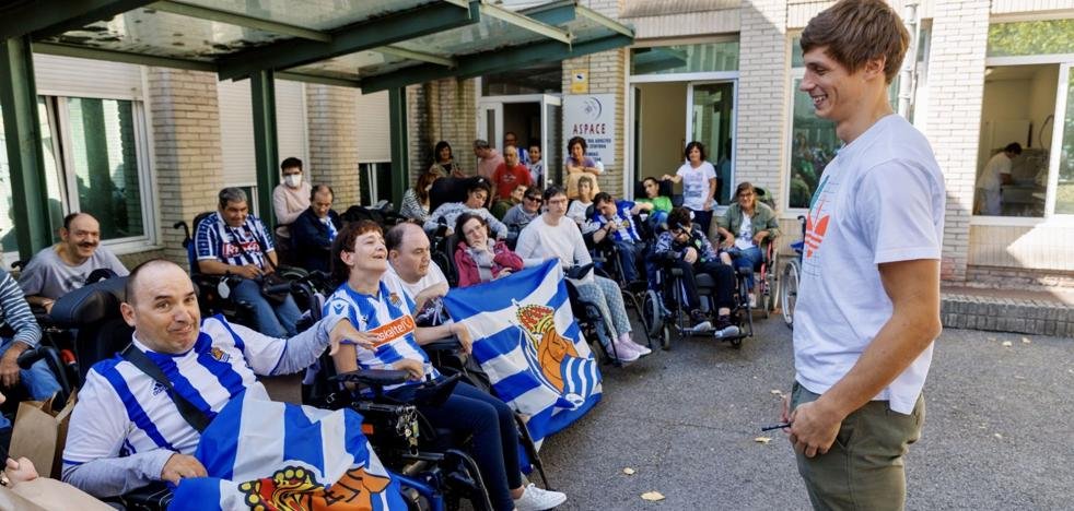 TxemaOliden's tweet photo. Robin organizando la defensa😀. De estas cosas se habla muy poco, pero son las realmente valiosas, porque acercan a los futbolistas a su gente. Zubimendi, José Mari Martínez, Loinaz, Periko Alonso, Robin Le Normand. Estos sí son de mi equipo👏👏👏 https://t.co/XlxyPZY2UZ