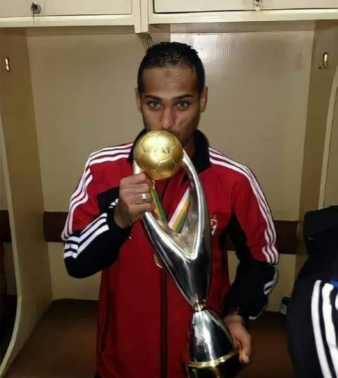 دوله بتحارب دوله
وأبطال الاهلي سانده
ألاهلي مؤسسه ولا نسمح نحن كجمهور بسقوطها مثل جهينه وغيره من المؤسسات الناجحه