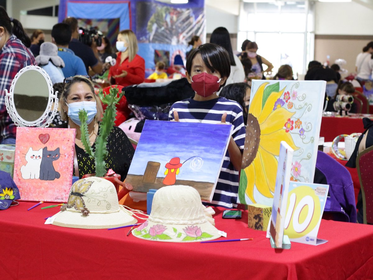 CCICHN's tweet photo. Hoy en el @BazarDelSabado1 se desarrolla el #MiniBazar con 80 niños que están exponiendo sus talentos y creatividad para emprender y convertirse en los empresarios del futuro 🚀
No dejes de visitarlos en #SPS y #Tegucigalpa
⏰ 10:00 am a 7:00 pm https://t.co/fpf3JmTXvX