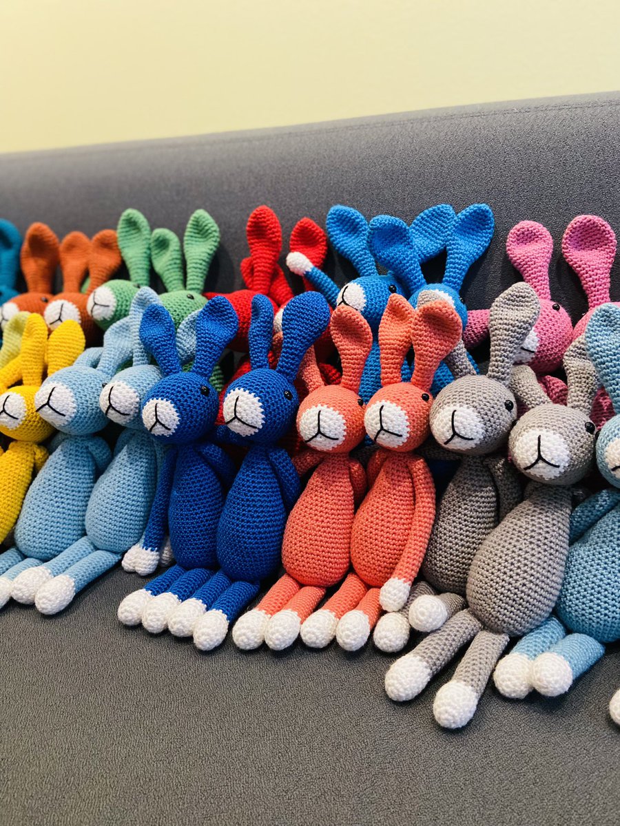 Dankbaar dat vrijwilligers deze kleurrijke en vrolijke troostkonijntjes haken voor <a href="/Mort_Radboudumc/">Radboudumc Mortuarium</a> <a href="/radboudumc/">Radboudumc</a> Eentje blijft bij het kindje, de ander is voor papa en mama (of broer of zus). Ze brengen houvast en troost als het verdriet heel donker is.